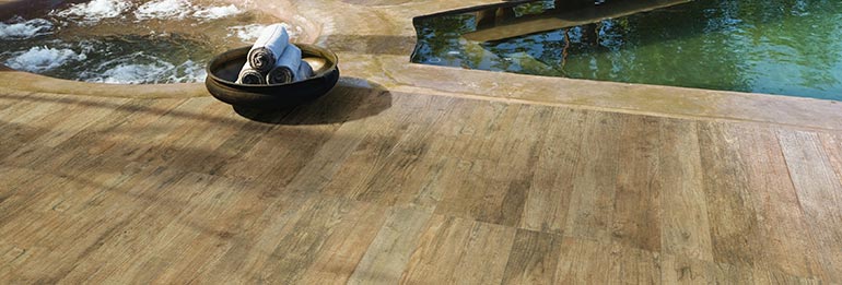 Pool mit Holzfliesen