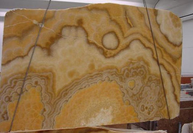 gelber Naturstein mit schöner Musterung