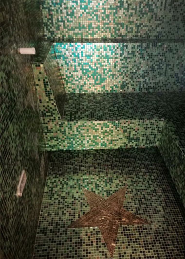 Dampfbad grün-braunes Mosaik mit Sitzbank