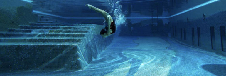 Schwimmbad Unterwasser Ansicht mit einer Tauchenden Frau