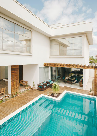 Draufsicht einer Villa Poolbereich mit Treppen