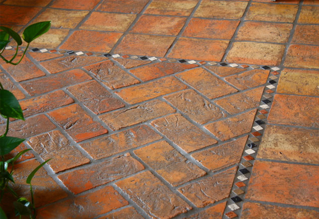 Rustikaler Cottoboden verlegung in Fischgräte und Kreuzfuge