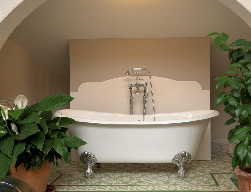 Badewanne auf dekorfliesen in weiß und grün