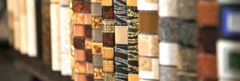 Verschiedene Mosaikmuster in den Farben braun, gold, beige, weiß aus Glas, Naturstein oder Feinsteinzeug