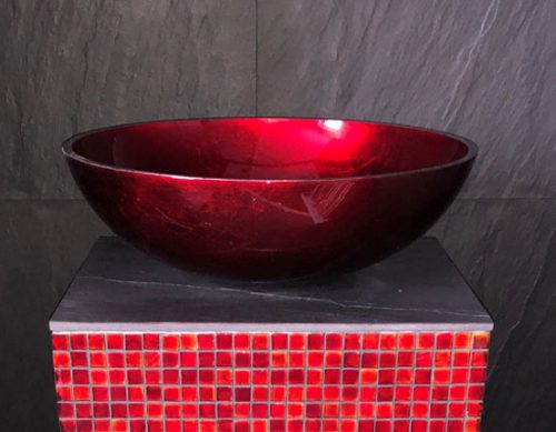 Roter Glaswaschtisch auf Sockel mit rotem Mosaik