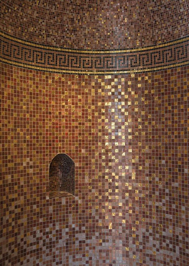 Dampfbad das in Gold Mosaik im Griechischen Stil verlegt wurde.