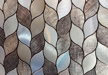 Mosaik in Blattform in den Farben braun weiß und beige