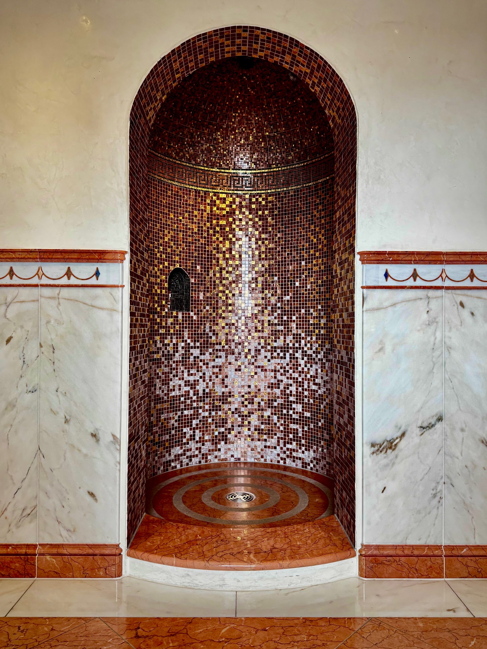 Duschbereich mit gold roten Mosaik