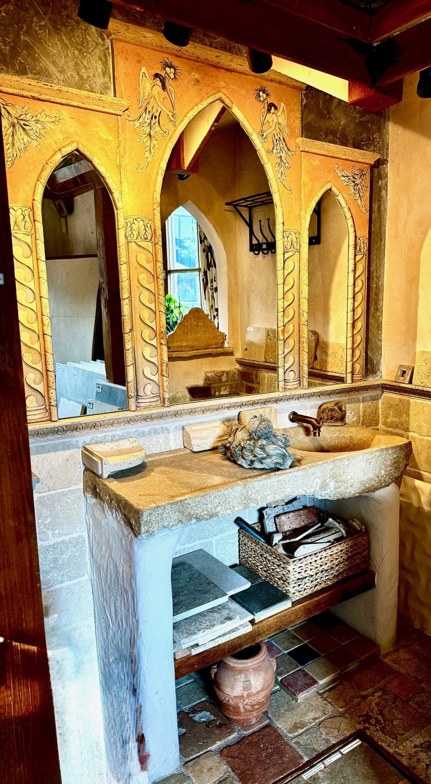 Musterbad im EG mit Natursteinbecken und Spiegel im Gothicstil