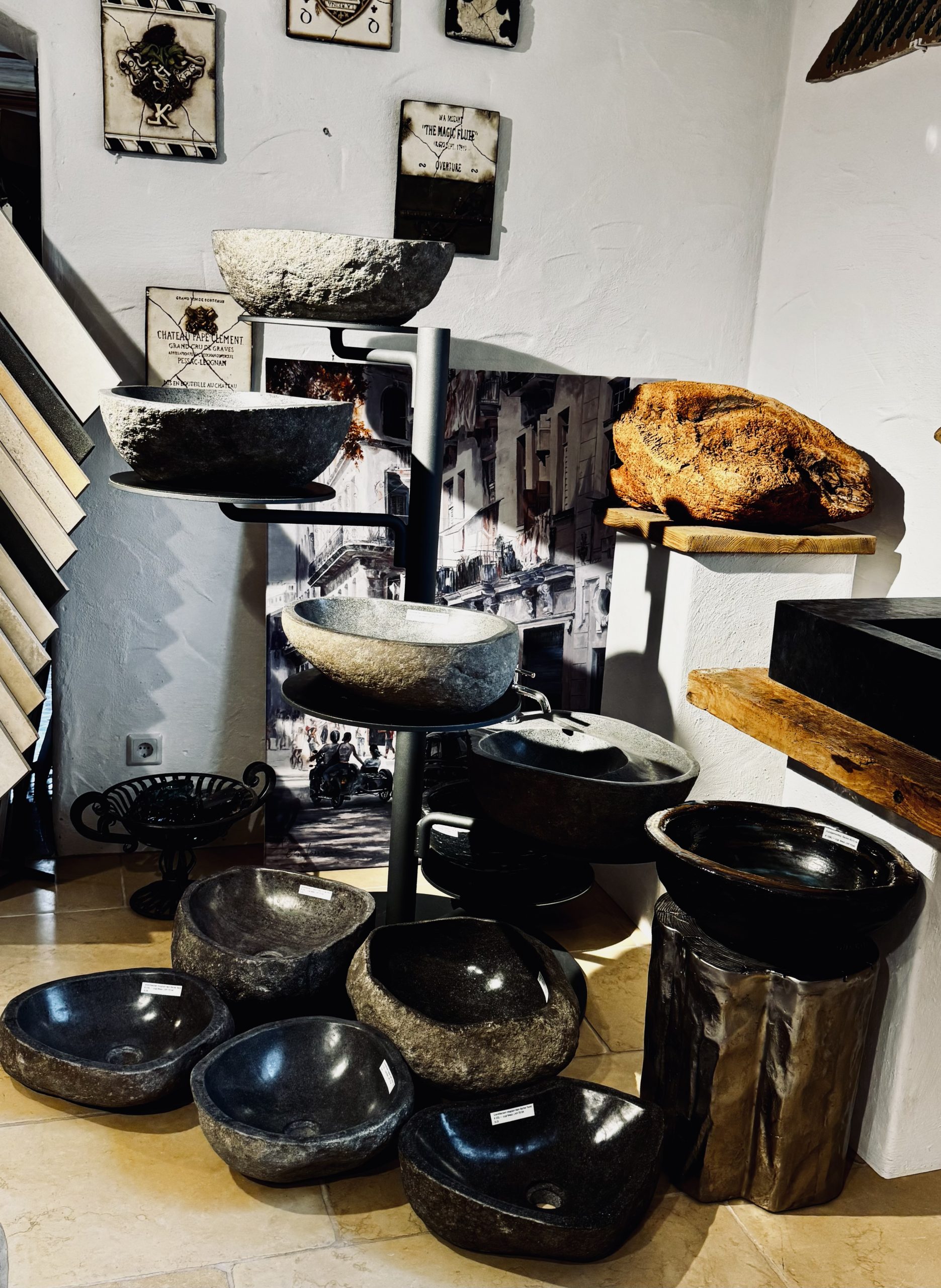 Verschiedene Waschtische die aus Steinen geschnitten wurden.