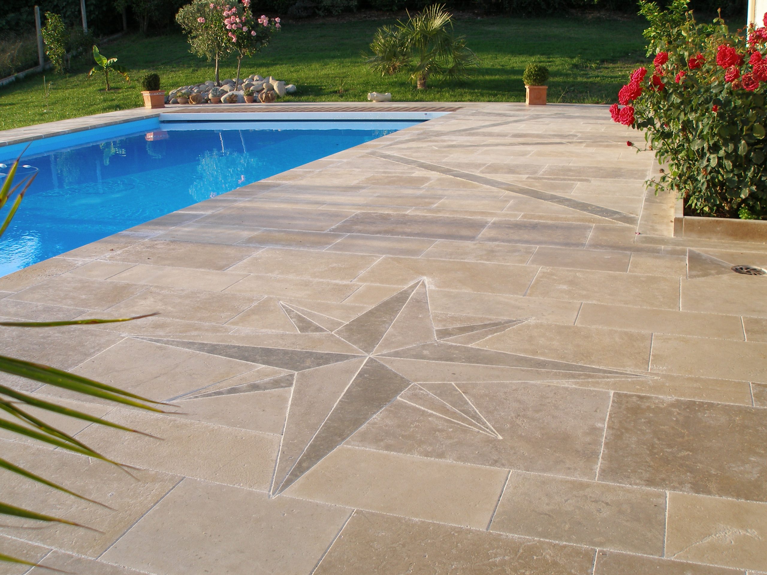 zu sehen ist eine Poolumrandung mit einem Kompass Muster