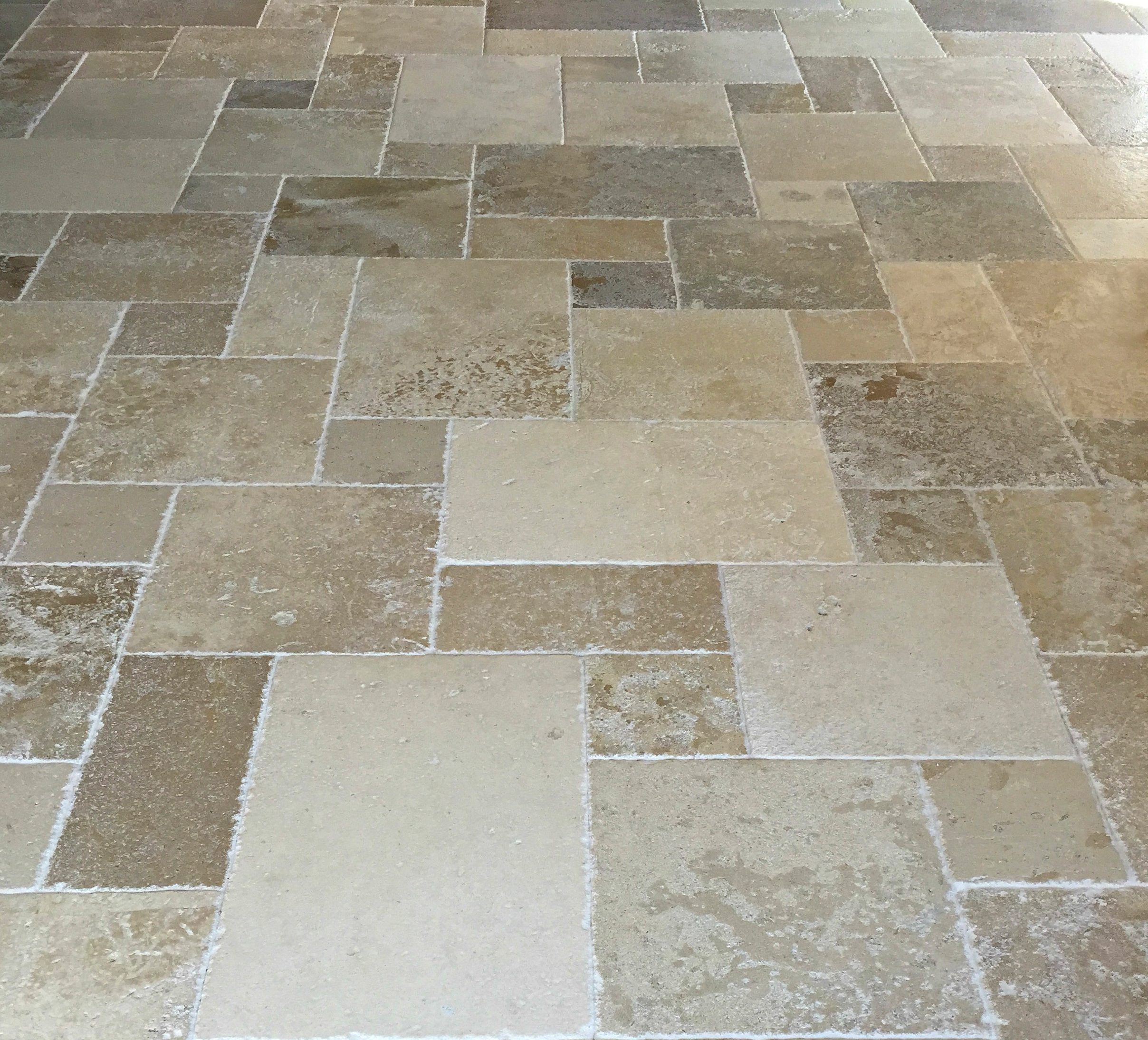 Der abgebildete Naturstein ist ein Travertin Typisch dafür sind: beige- bis hellbraune Farbpalette, die porige, leicht unregelmäßige Oberfläche, und die unterschiedlichen Schattierungen innerhalb der einzelnen Platten. Das Verlegemuster ist ein sogenanntes römischer Verband (Opus Romano), der häufig bei Travertin verwendet wird, um ein mediterranes, natürliches Erscheinungsbild zu erzeugen.