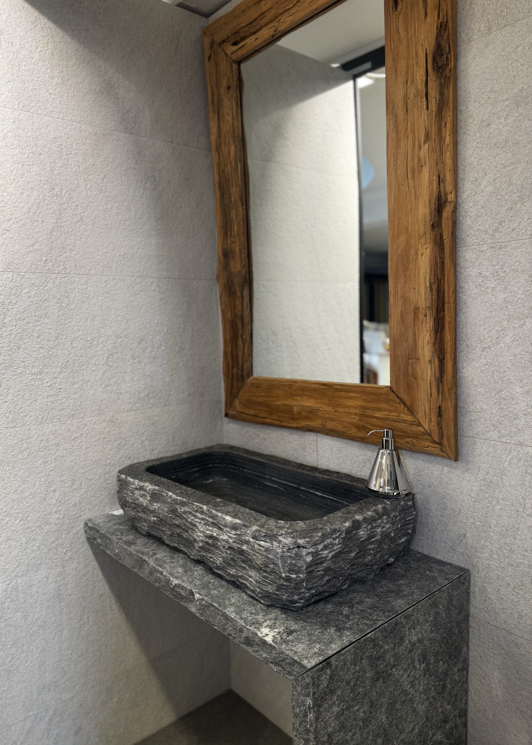 Natursteinbecken auf Natursteinplatte in grau