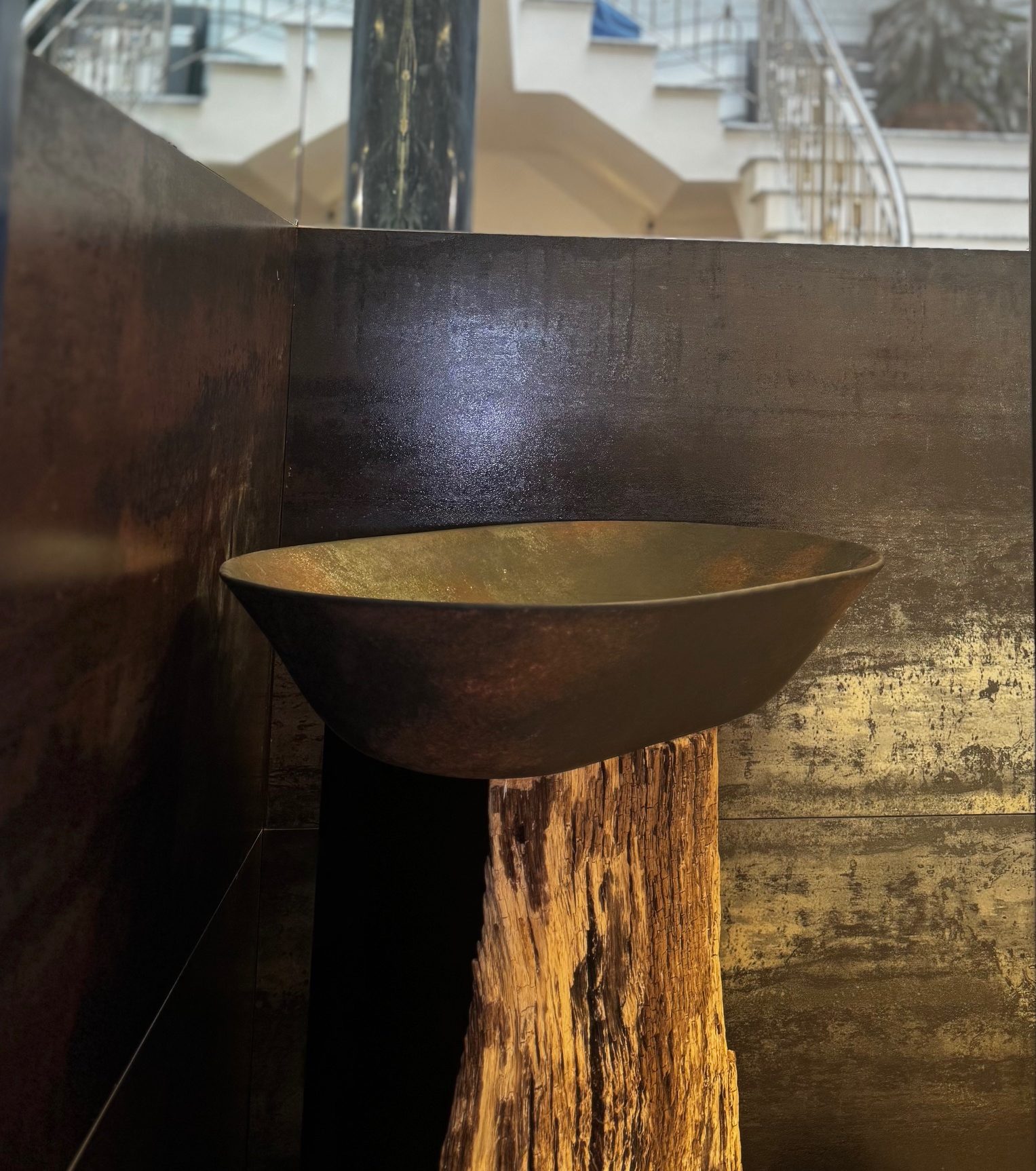 Metalloptik Fliesen in braun gold in der Mitte ein Waschtisch in braun auf einem Holzsockel