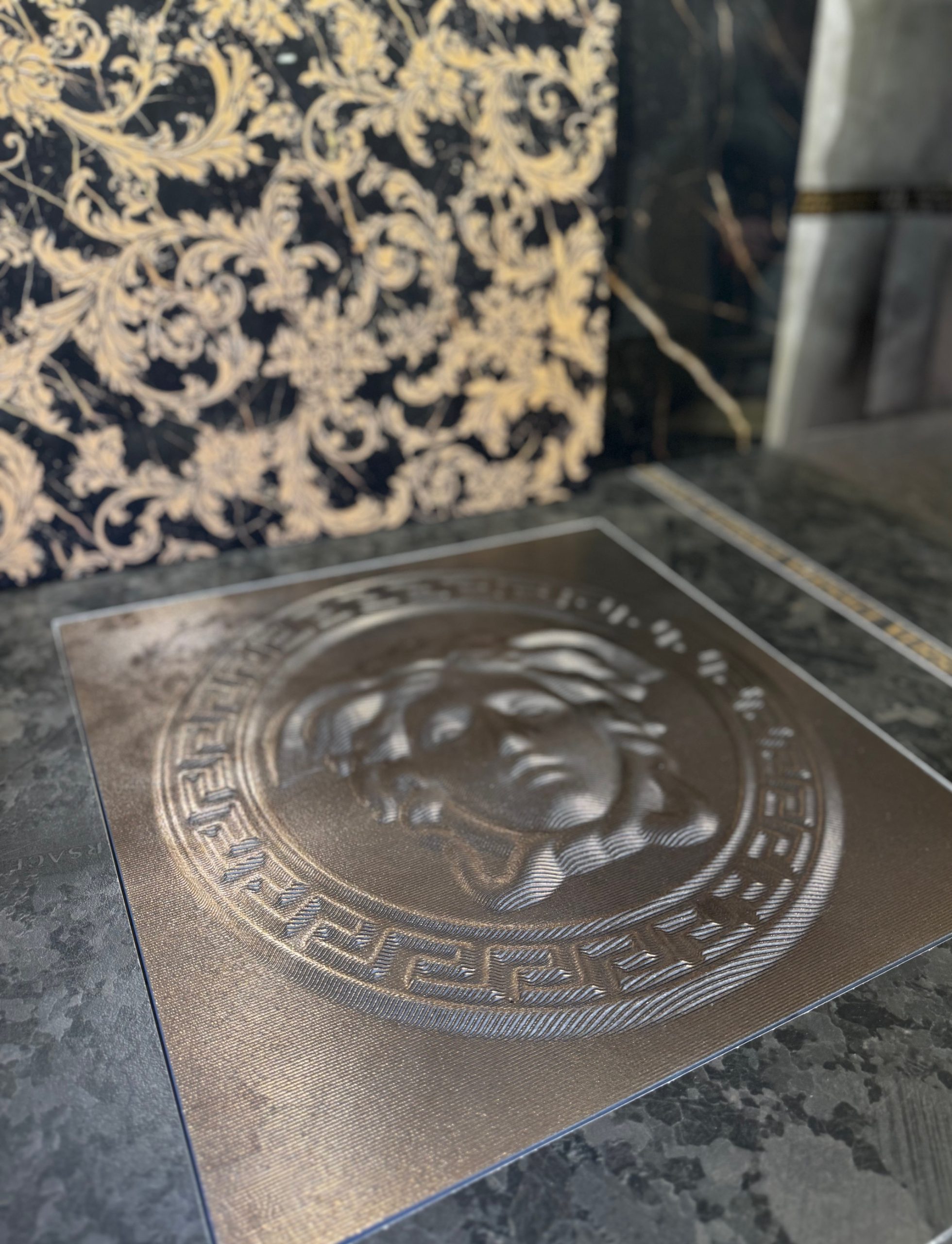 Versace Fliesen, 1 x typisches Rankenmuster in goldschwarz und das Medusa Gesicht