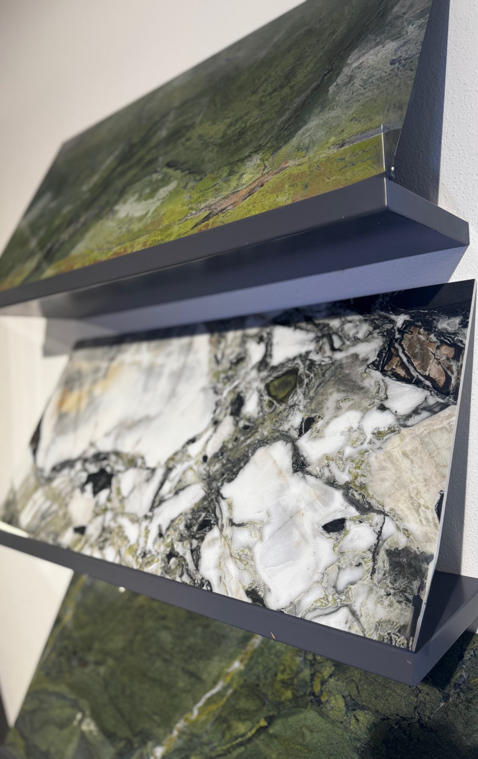 Exklusive Fliesen in Natursteinoptik grün und grau.