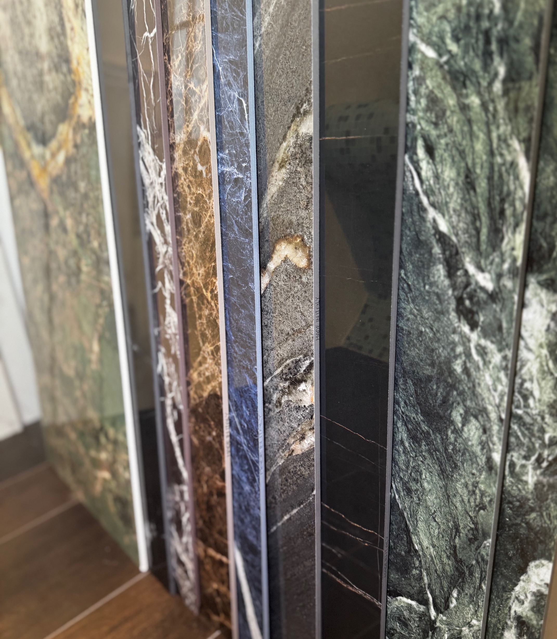 Verschiedene Fliesen Natursteinoptik