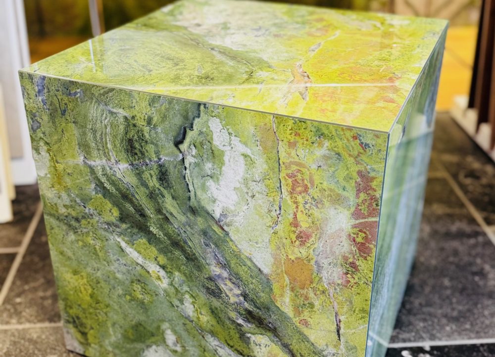 Würfelhocker Fliesenwürfel hochwertige grüne Fliese mit vielen Adern Natursteinoptik. Er kann als Hocker genutzt werden