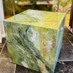 Fliesenwürfel hochwertige grüne Fliese mit vielen Adern Natursteinoptik. Er kann als Hocker genutzt werden