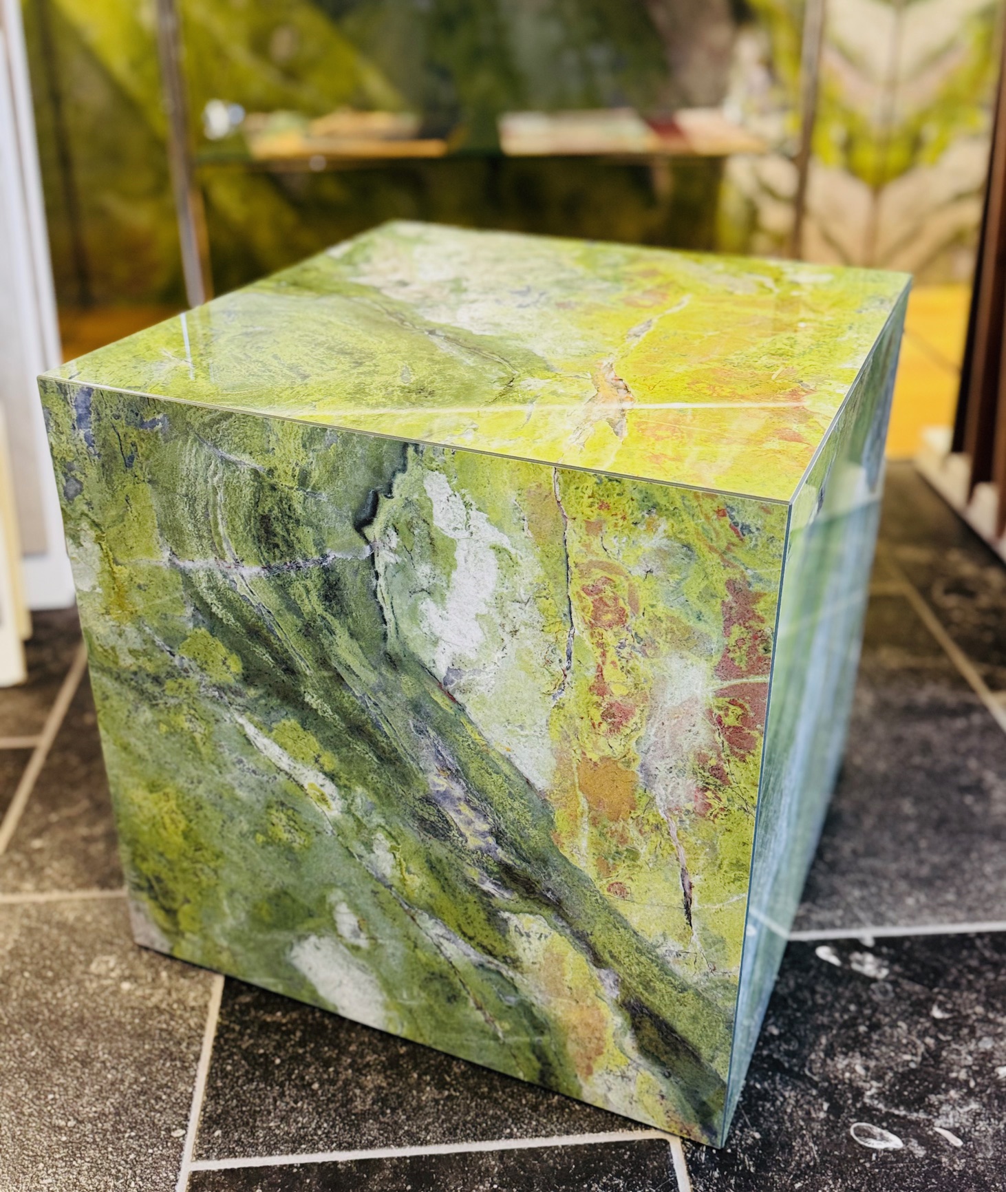 Fliesenwürfel hochwertige grüne Fliese mit vielen Adern Natursteinoptik. Er kann als Hocker genutzt werden