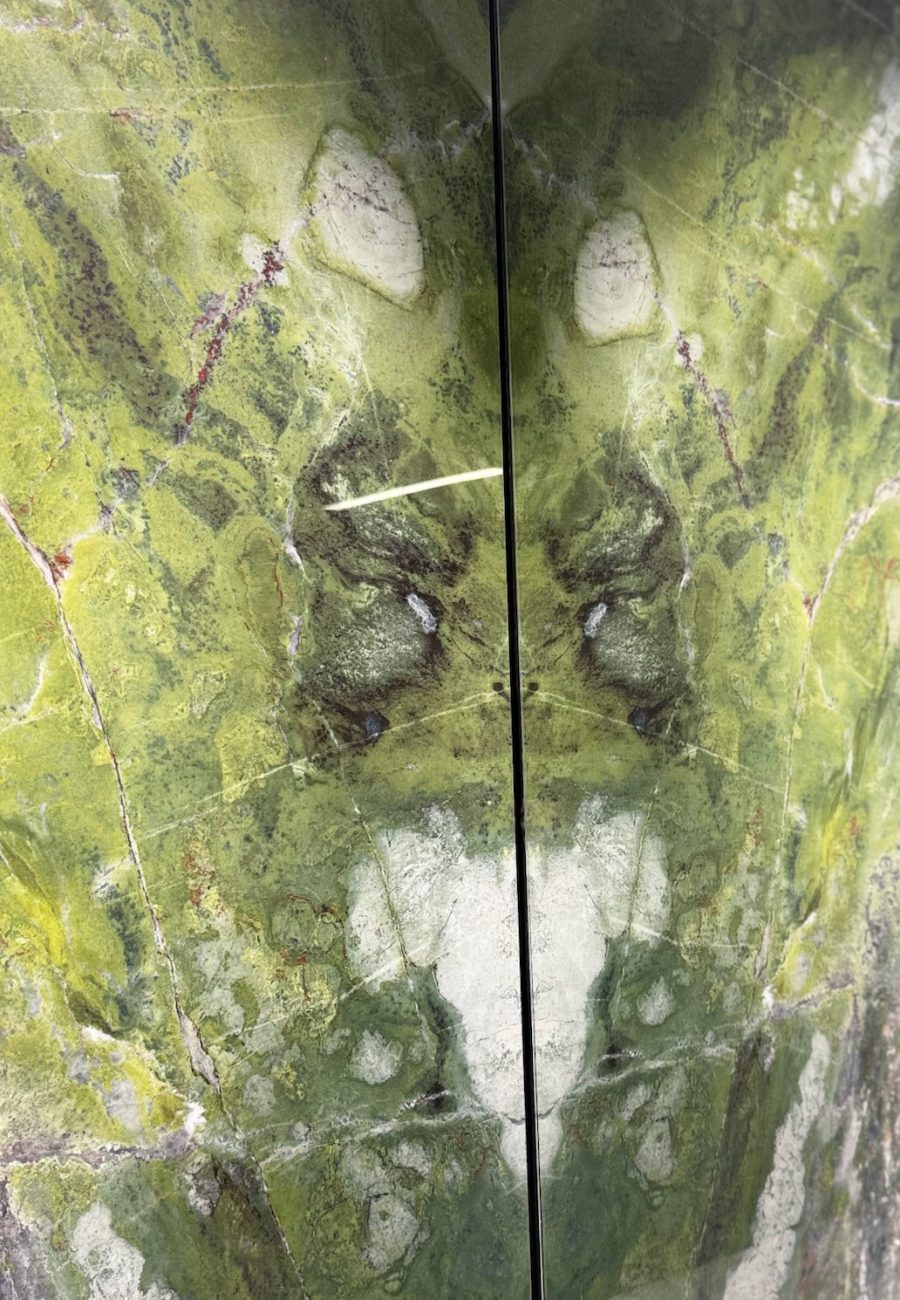 Großformat Fliese in Grün Natursteinoptik die sich Spiegelt.