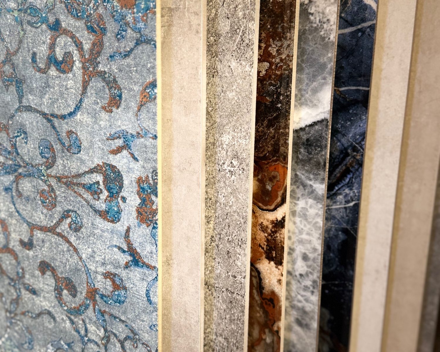 Dekorfliesen in verschiedenen Mustern und Farben