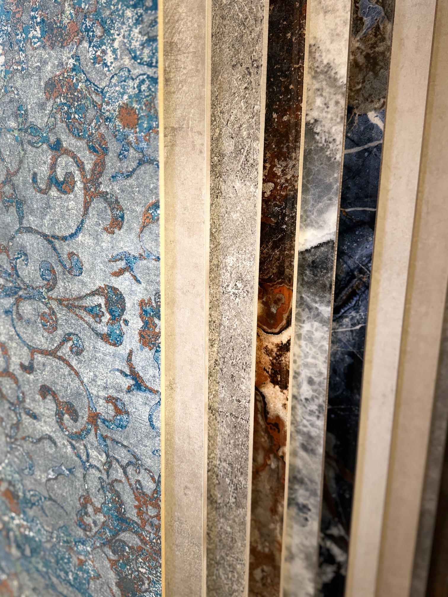 Dekorfliesen in verschiedenen Mustern und Farben