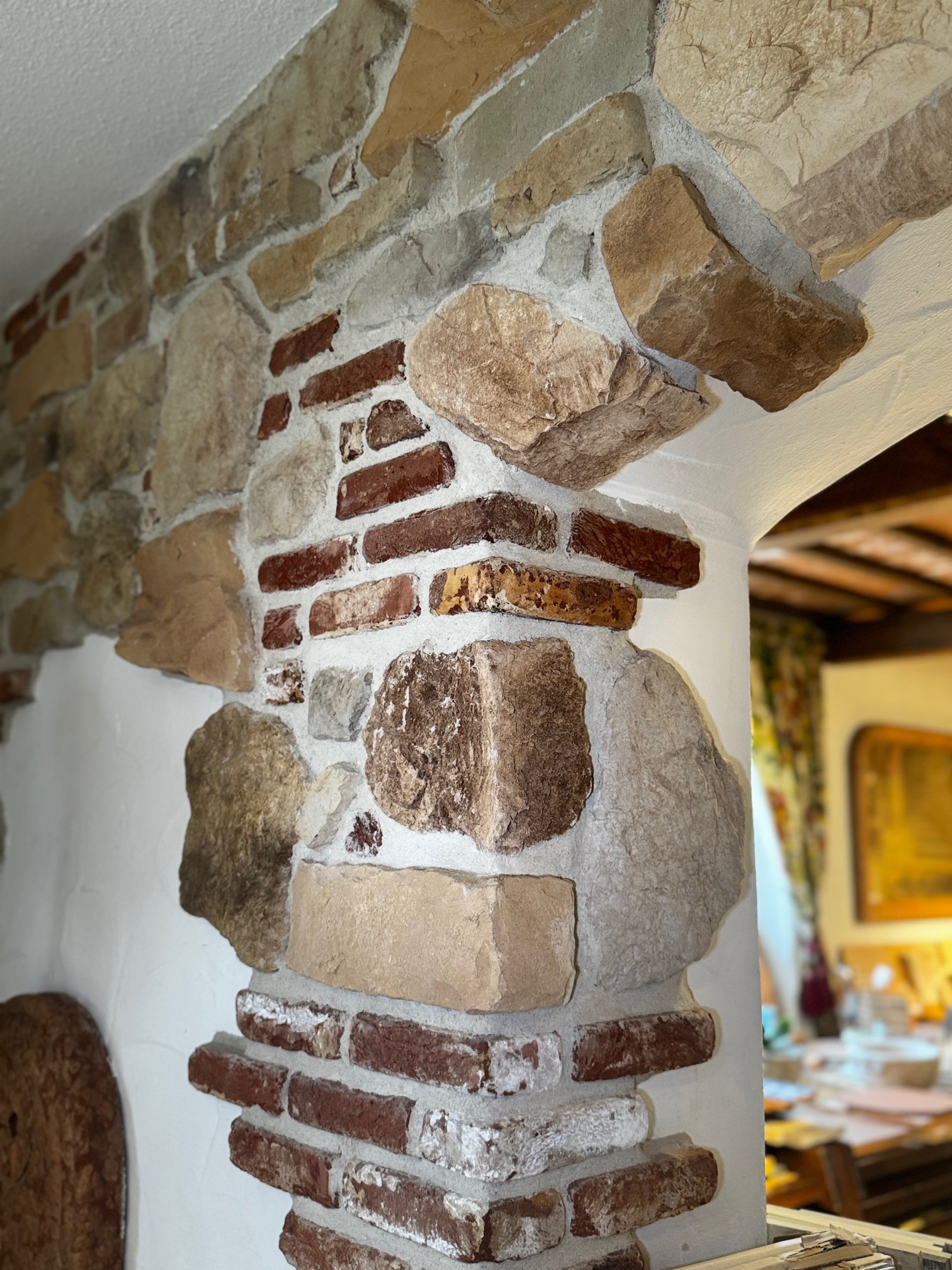 Eine Durchgang der mit Verblendesteinen beklebt ist um ein rustikales Bild zu erschaffen.