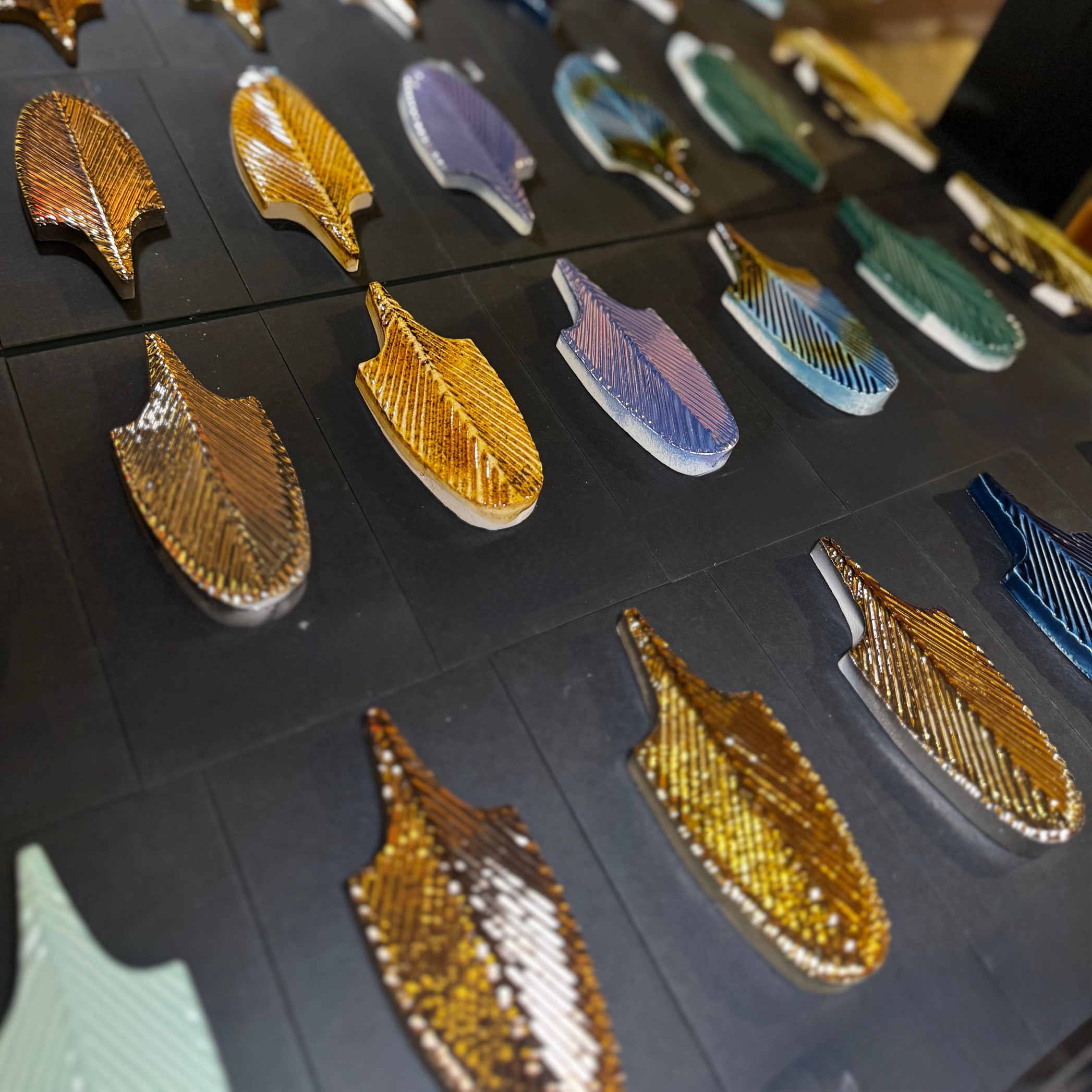 Fliese in Federoptik verschiedene Farben.