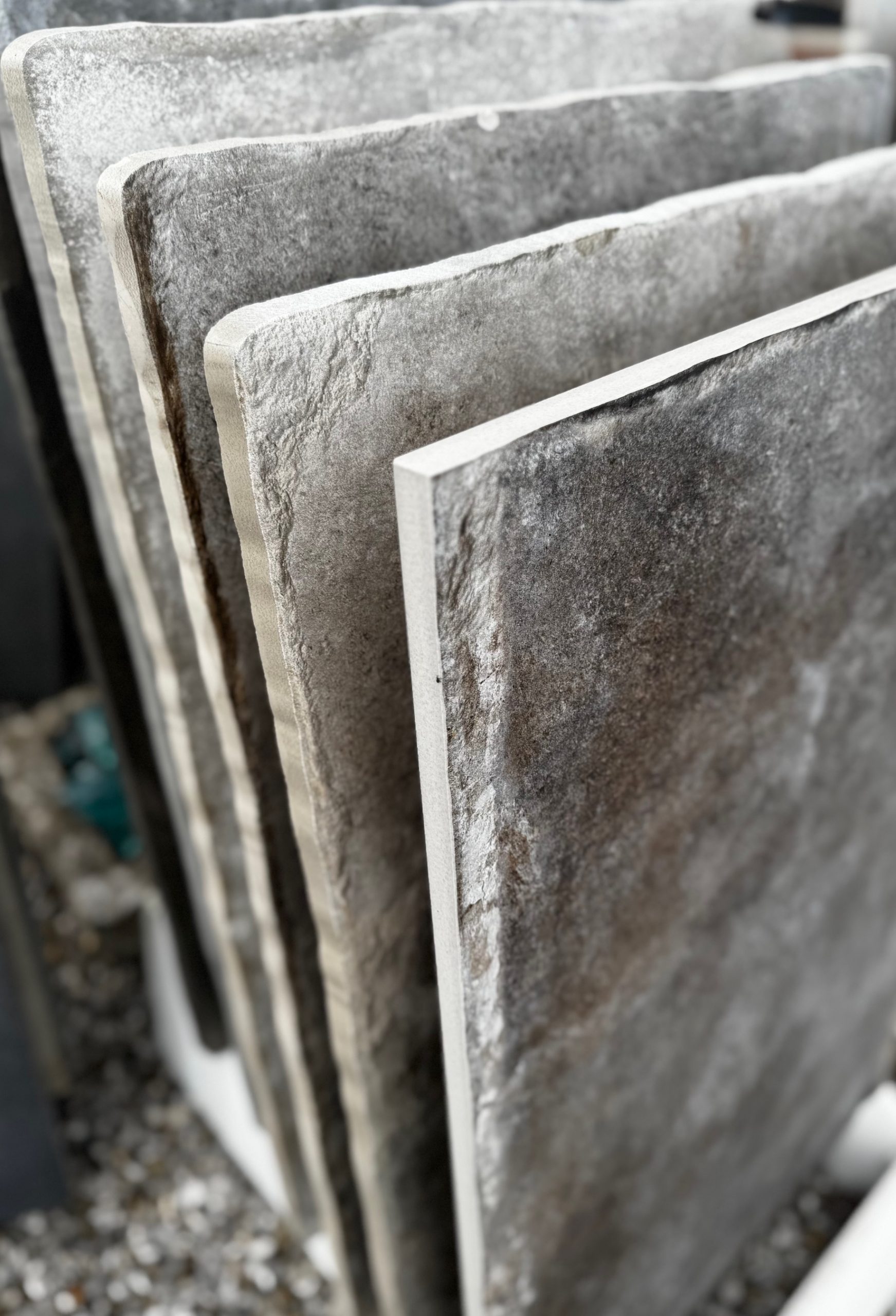 Außenfliesenmuster in grauer Steinoptik