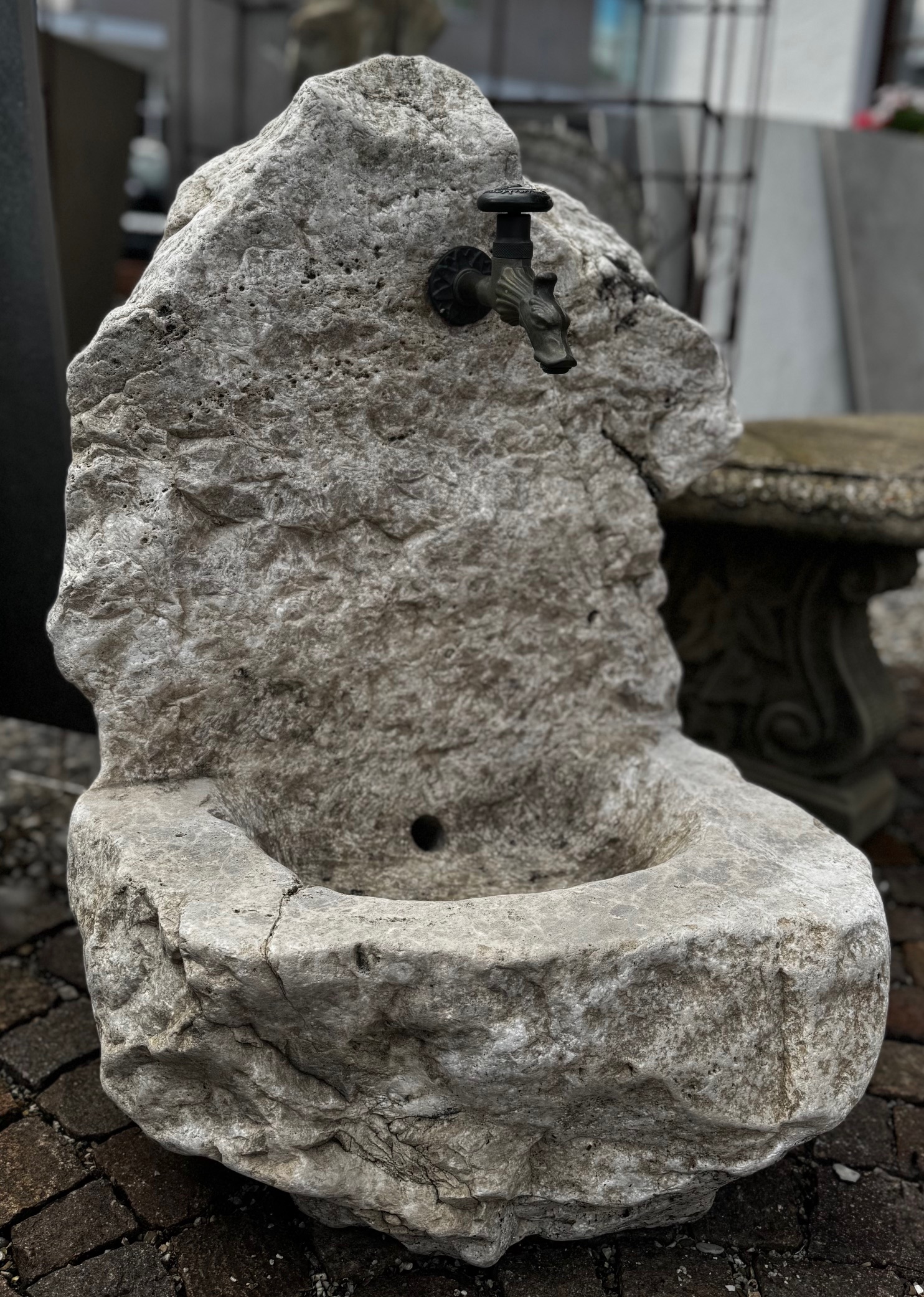 Steinbecken für den Außenbereich mit Gusauslaufhanhn