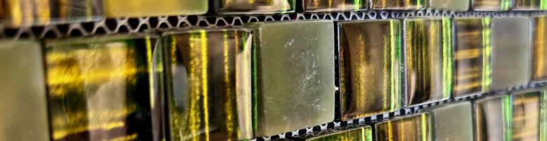 grünes Mosaik mit matten und glänzenden stücken