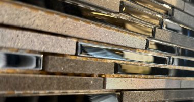 Streifenmosaik in grau und schwarz